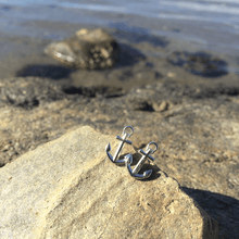 Load image into Gallery viewer, Waterproof nautical anchor earrings from Sweden. Marina ankarörhängen från svenska Maris Sal.